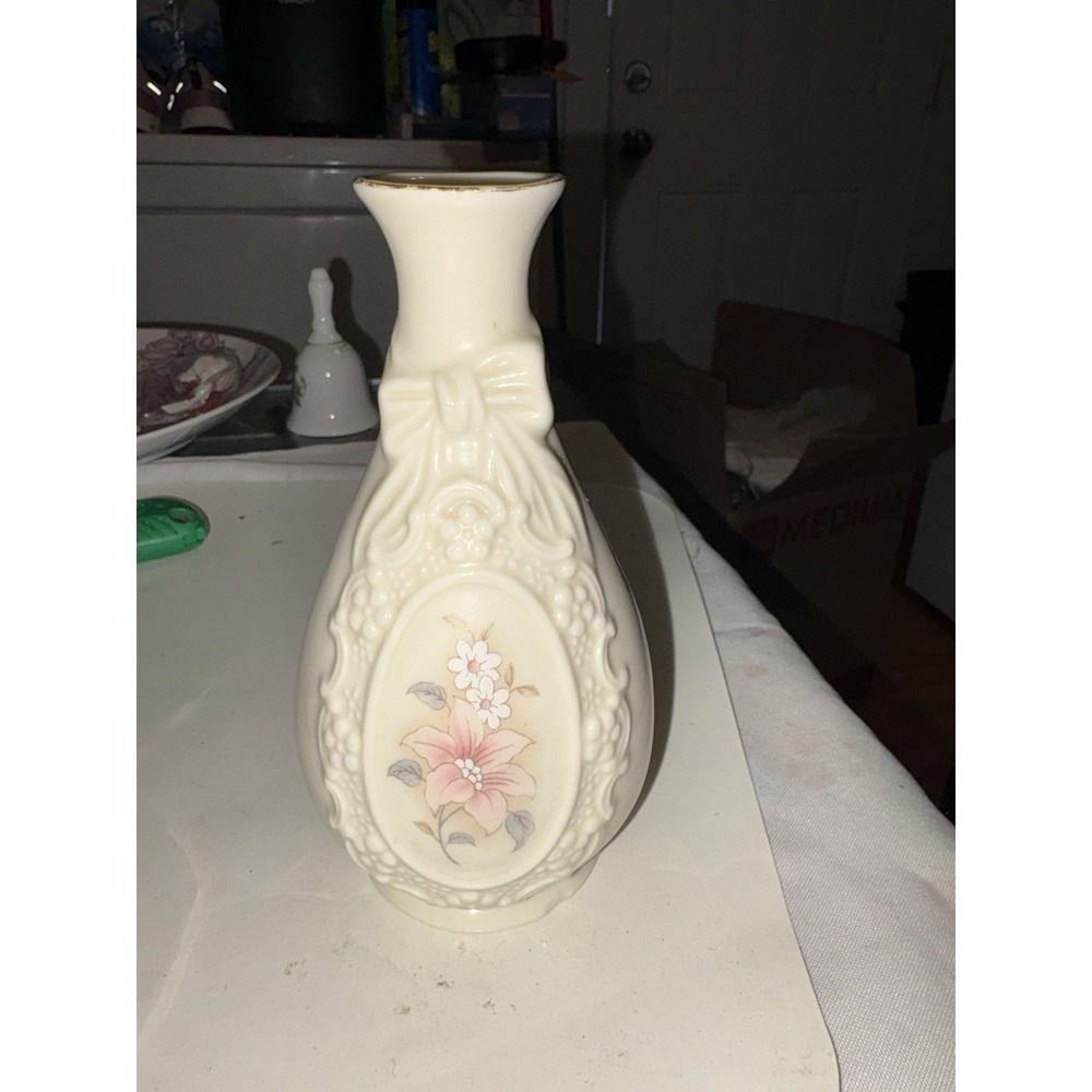 Royal Heritage Collection Vintage The Cameo Ribbon Vase